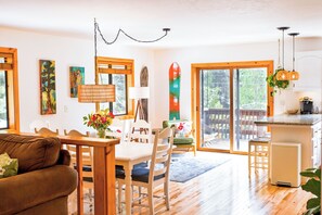 Smart TV, fireplace, stereo - Beautiful Mountain Lake House in Kingswood Estates with Hot Tub and Pool Table (Kings Beach)