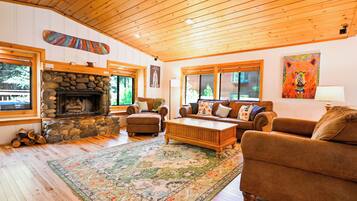 Smart TV, fireplace, stereo