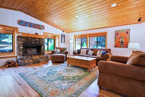 Smart TV, fireplace, stereo - Beautiful Mountain Lake House in Kingswood Estates with Hot Tub and Pool Table (Kings Beach)