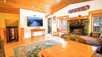 TV connectée, cheminée, chaßne hi-fi