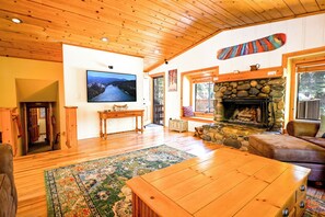 TV connectée, cheminée, chaîne hi-fi
