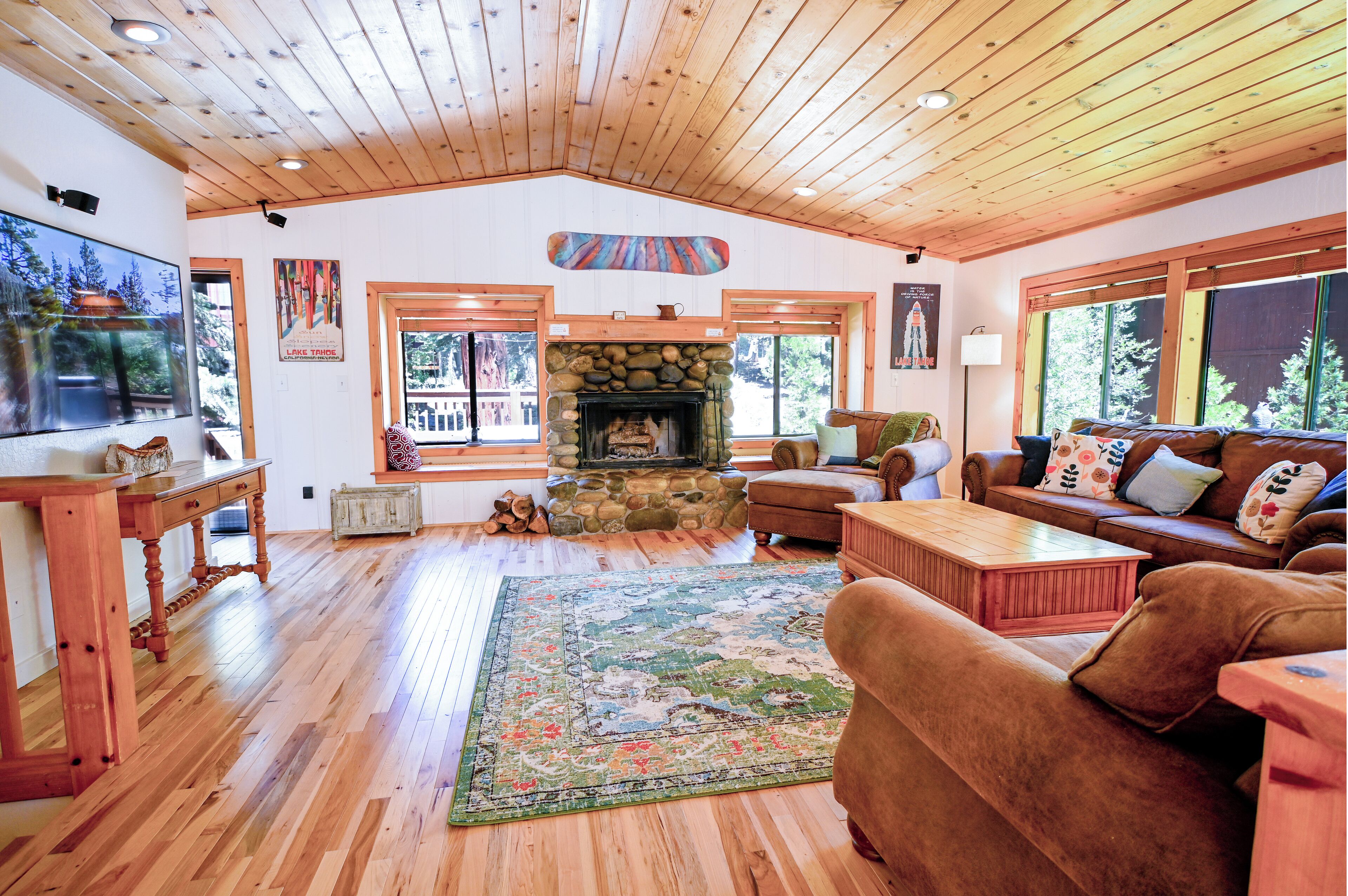 Smart TV, fireplace, stereo