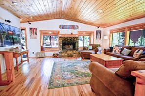 TV connectée, cheminée, chaîne hi-fi