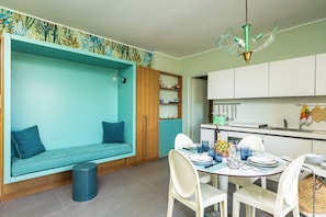 Appartement, balcon | Aire de séjour | Téléviseur de 35 po avec télévision numérique