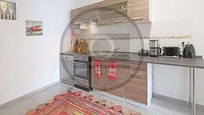 Eine moderne Küche mit Geschirrspüler, Backofen und Kaffeemaschine.