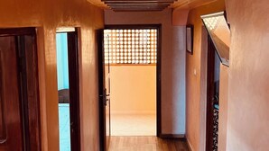 Un couloir doté d’un plancher en bois et d’un plafond en pente.