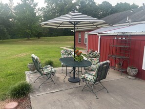 Outdoor dining - The Dolly Parton Fan Studio (Camden)