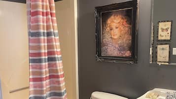 SĂšche-cheveux, serviettes fournies, savon, papier toilette