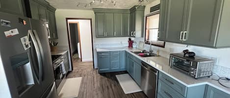 Geladeira, micro-ondas, fogão, cooktop