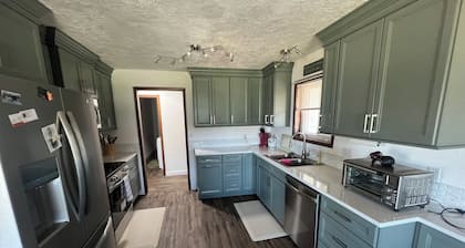 Quaint, Rustic Charm Lake house with WiFi in Cascade.