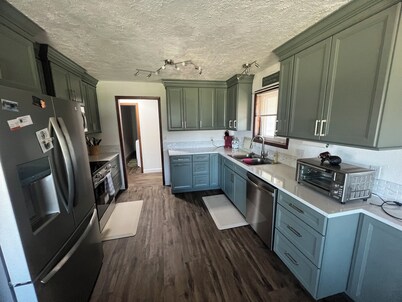 Quaint, Rustic Charm Lake house with WiFi in Cascade.
