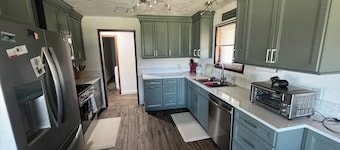 Quaint, Rustic Charm Lake house with WiFi in Cascade.