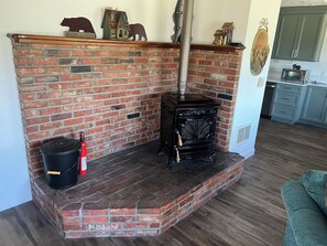 Interior - Quaint, Rustic Charm Lake house with WiFi in Cascade. (Cascade)