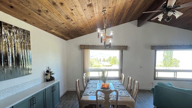 Unclassified image, 1 of 40, button - Quaint, Rustic Charm Lake house with WiFi in Cascade. (Cascade)