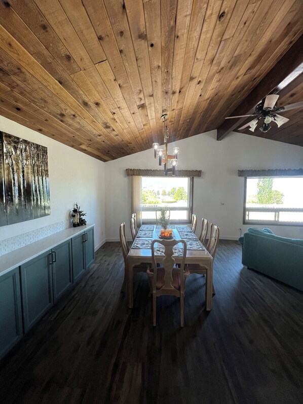 Dining - Quaint, Rustic Charm Lake house with WiFi in Cascade. (Cascade)