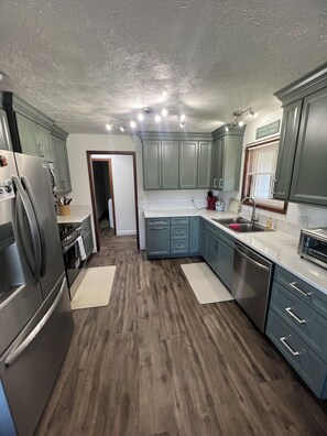 Fridge, microwave, oven, stovetop - Quaint, Rustic Charm Lake house with WiFi in Cascade. (Cascade)