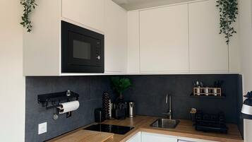 Réfrigérateur, micro-ondes, plaque de cuisson, cafetiÚre/bouilloire