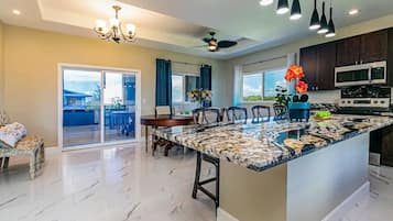 Een koelkast, een magnetron, een oven, een kookplaat