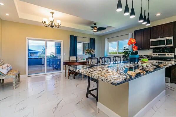 Geladeira, micro-ondas, fogão, cooktop