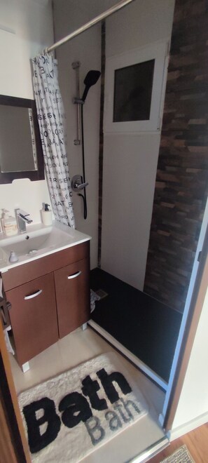 Toallas, jabón, shampoo, papel de baño 