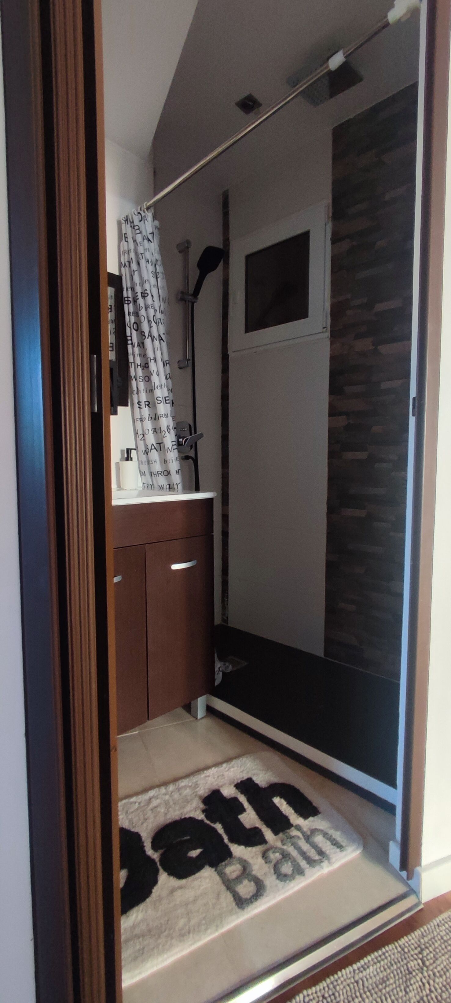 Asciugamani, sapone, shampoo, carta igienica