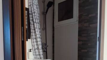 Asciugamani, sapone, shampoo, carta igienica