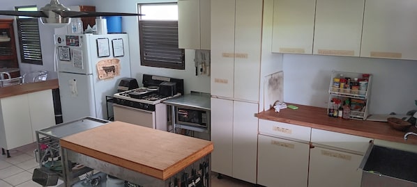 Großer Kühlschrank, Mikrowelle, Ofen, Herdplatte