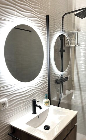 Ducha, toallas, jabón y champú