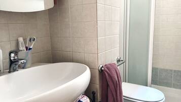 Shower, bidet, towels