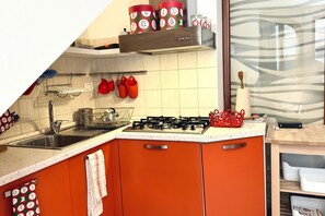 Kjøleskap, ovn og spisebord