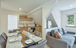 A modern apartment with a dining area, kitchen, and living space. - Amazing apartment in Großenbrode with WiFi (Großenbrode)