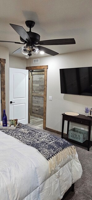 2 bedrooms, iron/ironing board, WiFi, bed sheets - Brand new Picturesque, 2 Bedroom Duplex with AC and WiFi in delightful Albion (Albion)