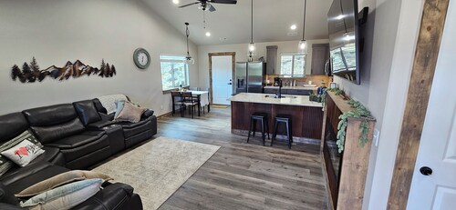 Brand new Picturesque, 2 Bedroom Duplex with AC and WiFi in delightful Albion