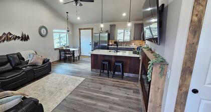 Brand new Picturesque, 2 Bedroom Duplex with AC and WiFi in delightful Albion