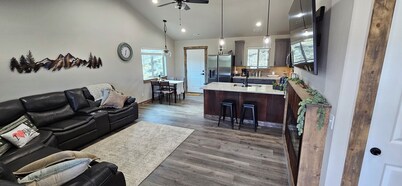 Brand new Picturesque, 2 Bedroom Duplex with AC and WiFi in delightful Albion