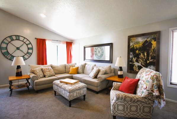 Téléviseur connecté, chaîne audio, écran d’ordinateur