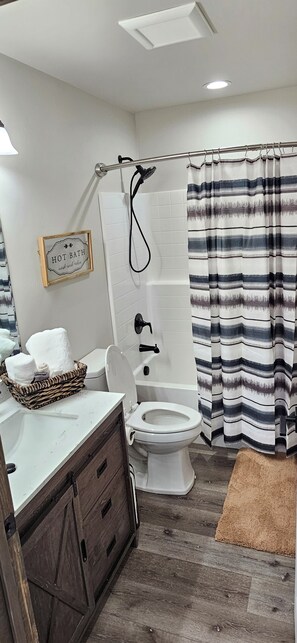 Doccia, asciugacapelli, asciugamani, sapone