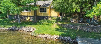 Waterfront cottage on beautiful East Moore lake!! 