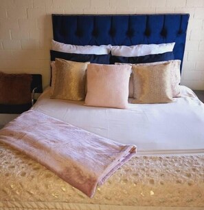 1 dormitorio, tabla de planchar con plancha, wifi gratis y ropa de cama
