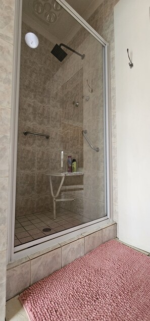 Suihku, hiustenkuivaaja, pyyhkeet, saippua