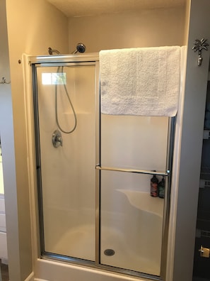 Dusj, hårføner, håndklær og såpe