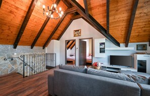 Smart TV, chimenea, futbolito y tenis de mesa 