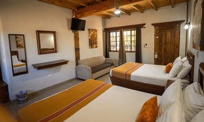 Habitación clásica, 2 camas de matrimonio | Tabla de planchar con plancha, wifi gratis, ropa de cama