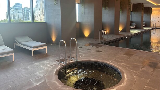 Spa - Sky One Serenity, Modern 2B2B Apartment Box Hill (Box Hill)