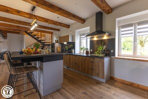 Een koelkast, een microgolfoven, een oven, een vaatwasser