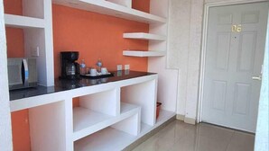 A room with white shelving units, a black countertop, and a white door with the number 06. - HOTEL LINDA VISTA (Motozintla)