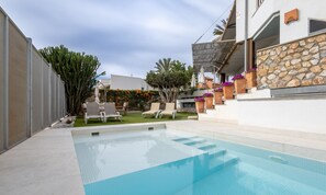 A swimming pool with lounge chairs and a stone wall. - Ref. 494261 (Motril)