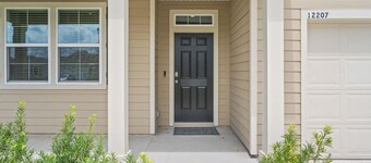 Large JAX Home: 4 Beds, Office + Gym, Backyard Preserve