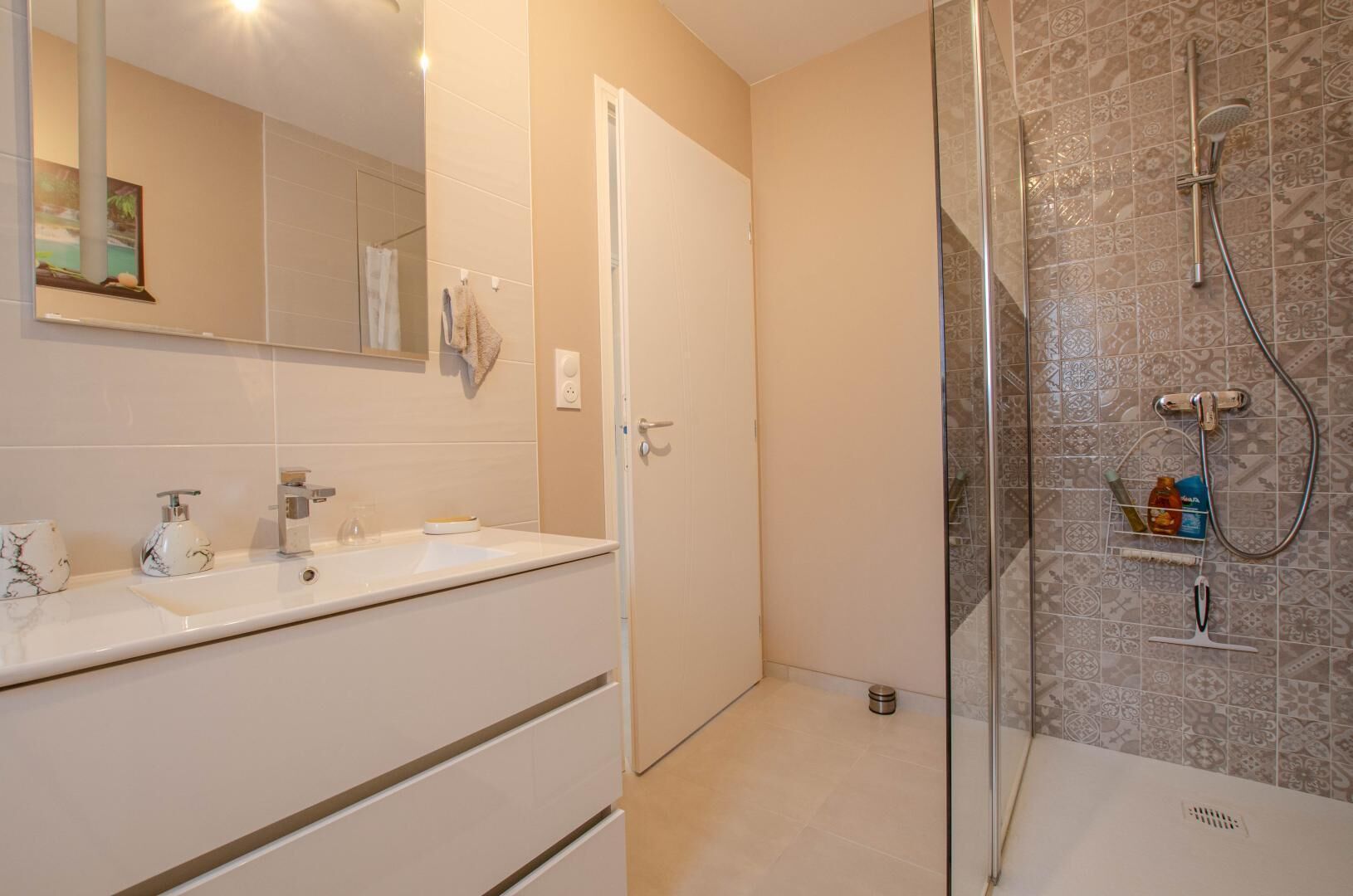 Shower, towels