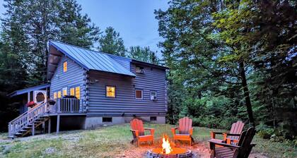 Cozy 3-bedroom Cabin in gorgeous White Mountains with WiFi, AC